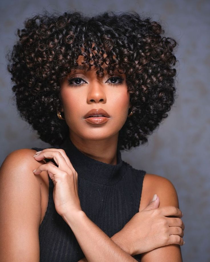 29 Gorgeous Fall Curly Hairstyles 2024 to Try This Season - Fall Update 2024 Fall Curly Hairstyles, Natural Bangs, Cabelo Black, Corte Shaggy, Hair Stules, Afro Puffs, Curly Hair Trends, Curly Fro, Hairstyles 2024