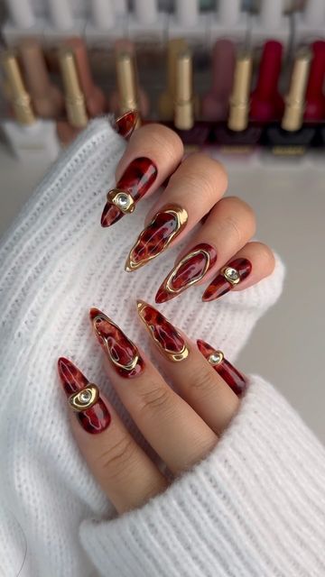 Tortoiseshell Nails With Gold, Red Tortoise Nails, Tortoise Shell Nails With Gold, Red And Tortoise Shell Nails, Red Tortoise Shell Nails, Chrome Gold Nails, Tortishell Nails Design, Tortoiseshell Nails, Tortoise Shell Nails