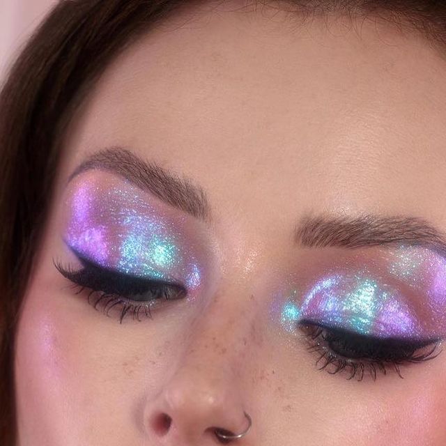 Eccentric Makeup, Aquarius Vibes, Monochrome Eyeshadow, Multichrome Eyeshadow, Pure Makeup, Becoming A Makeup Artist, Opal Eyes, Duochrome Eyeshadow, Galaxy Makeup