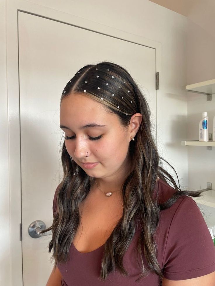 Pearl Homecoming Hair, Pearl Hairstyles With Bangs, Prom Hair Pearls Half Up Half Down, Sleek Ponytail With Pearls, Sleek Pearl Hairstyle, Slicked Headband Hair, Half Slicked Back Hair With Pearls, Slick Hairstyles With Pearls, Hairstyles With Silver Accessories