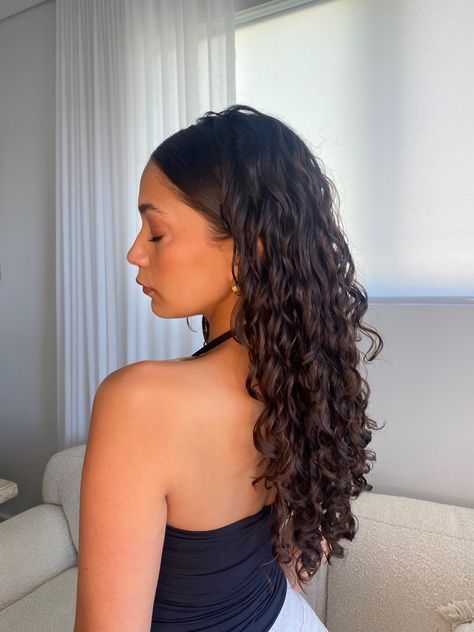 Headband Slick Back, Wavy Hairstyles Slicked Back, Curly Model Hair, Curly Hair Styles Slick Back, Summer Wet Hairstyles, Slick Front Pieces Hair Down Curly, Curly Hair With Outfits, Slick Headband Hairstyles, Curly Hair Day 2 Hairstyles