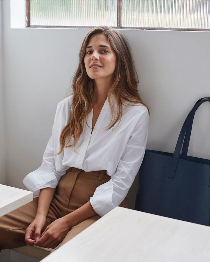 Shop Everlane now for modern essentials. We make the most beautiful essentials, at the best factories, without traditional markups. Free shipping on 2+ items. Minimalist Moda, Minimalistic Outfits, Style Parisienne, Stil Inspiration, Trik Fotografi, Looks Chic, Dakota Johnson, Back To Work, 가을 패션