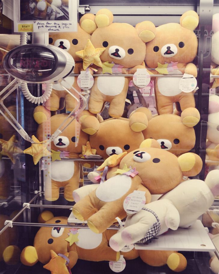 stuffed teddy bears are on display in a store