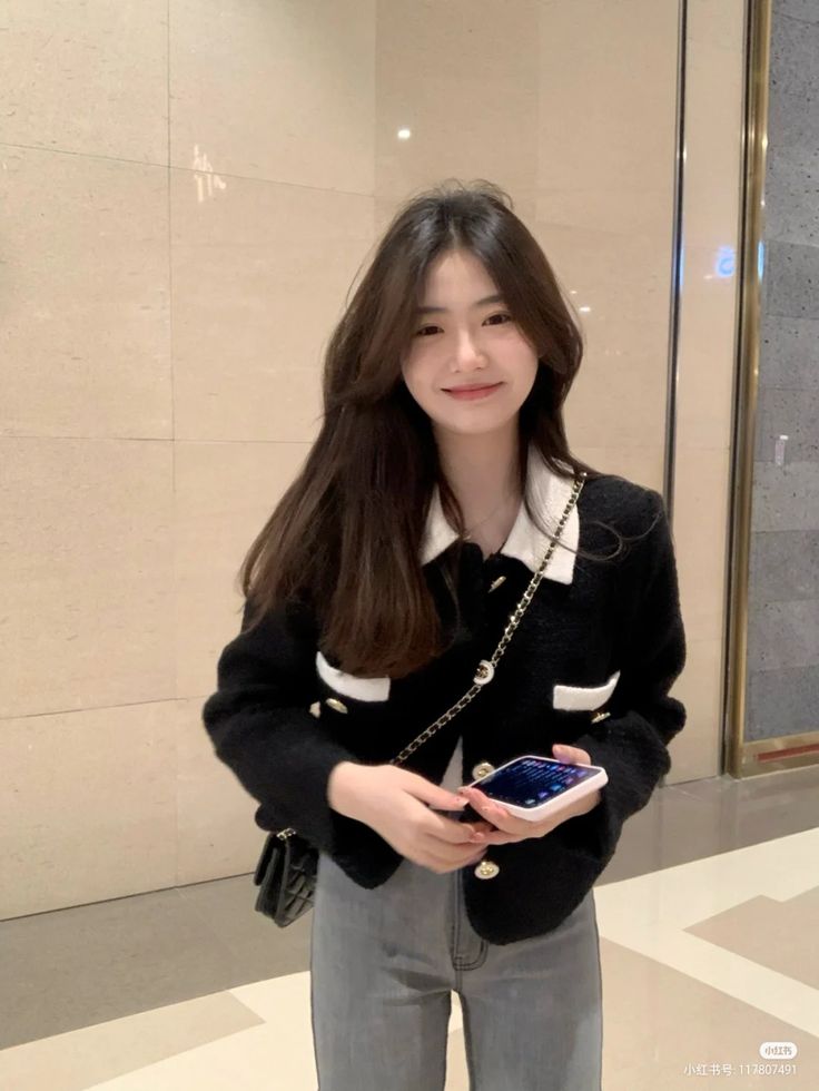 Foto Pov, Ootd Korean Style, Medium Long Haircuts, Mall Outfit, Outfit Korean Style, Korean Casual Outfits, Style Korea, Uzzlang Girl, Korean Girl Fashion