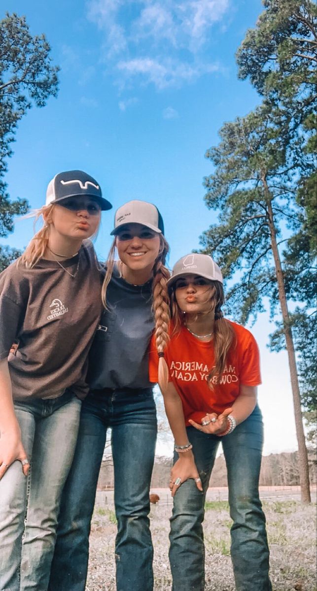 Bsf Photos, Country Friends, Country Best Friends, Country Girl Aesthetic, Triple Trouble, Cousin Photo, Trajes Country, Foto Cowgirl, Fashion Outfits Casual