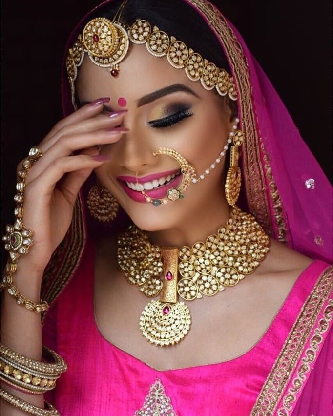 Indian Bridal Photos, Fashion Stand, Beautiful Wallpaper For Phone, Indian Brides, Makeup And Hair, Single Photo, Beautiful Wallpaper, Photo Wedding, Design Earrings