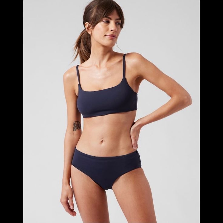 New Athleta Blue Scoop Bikini Top, Cup D-Dd Removable Pads, Large Blue Sports Tankini With Adjustable Straps, Blue Tankini With Adjustable Straps For Sports, Sporty Blue Swimwear With Bra Friendly Design, Bra Friendly Blue Tankini For Yoga, Blue Bra Friendly Tankini For Yoga, Seamless Blue Swimwear For Sports, Blue Stretch Sports Bra For Beachwear, Seamless Sports Swimwear With Scoop Neck, Blue Stretch Sports Bra For Poolside