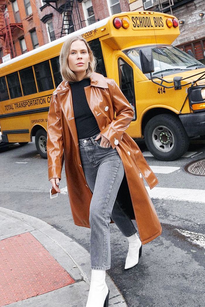 Street style cult buys: Jessie Bush in Topshop trench White Cowboy Boots Outfit, Quotes Korean, Dresses 70s, Pretty Midi Dresses, White Boots Outfit, Japanese Minimalist, White Cowboy Boots, Outfits Jeans, Fashion Queen