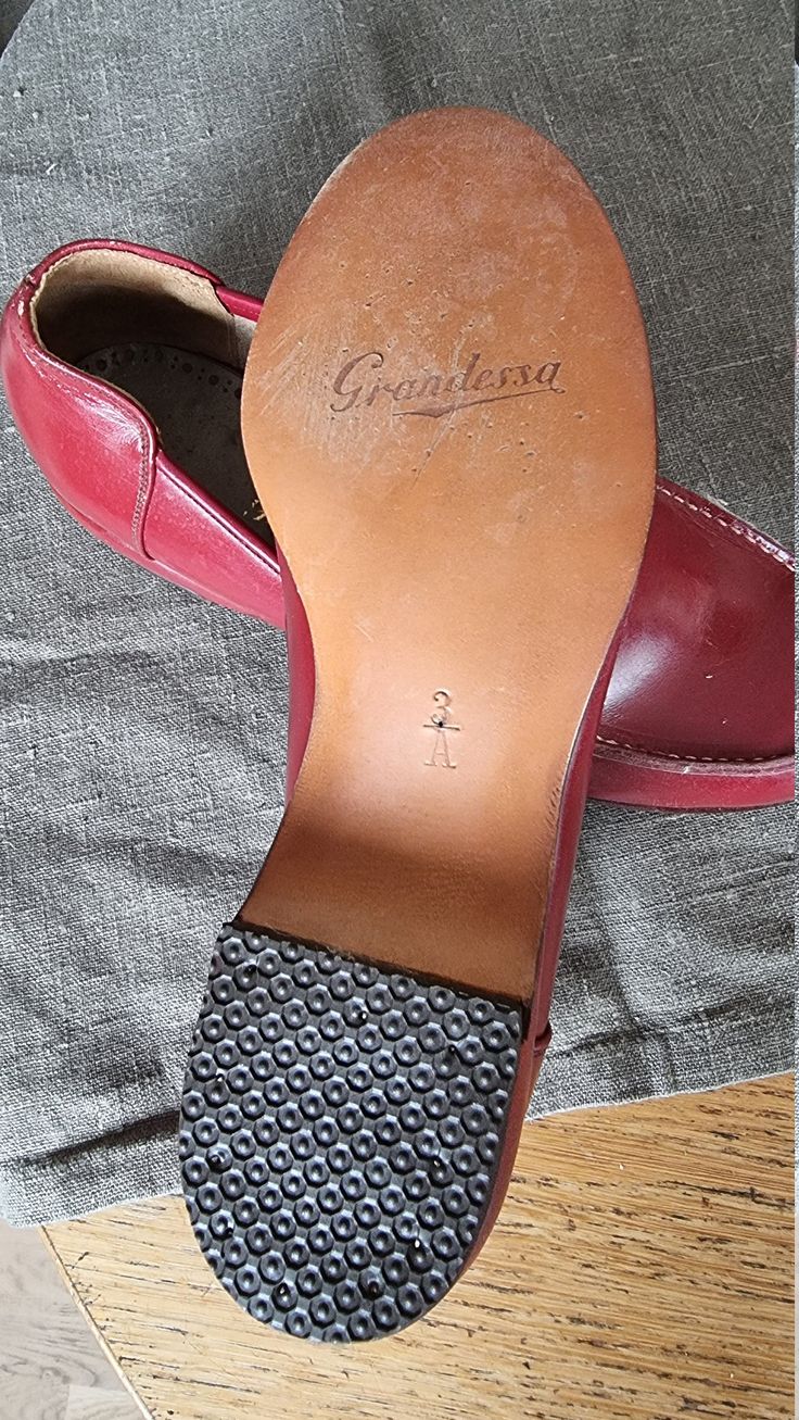 "In leather with leathersole Size 3 inside 22.5 cm width 8 cm Size 5 inside 24.5 cm width 8 cm Our shoes have never been used and are in excellent condition. Most of our pairs will be delivered in the original carton. As they have been in storage for 40+ years, they can have a bit of an \"attic\" smell. If you use your shoes this will soon be gone If you buy many pairs we will refund any shipping overages Always use a shoehorn when you put your shoes on" 60s Photos, 60s Cocktail Dress, Womens Loafers, Vintage Sandals, Your Shoes, Buy Shoes, Vintage Shoes, Loafers For Women, 40 Years