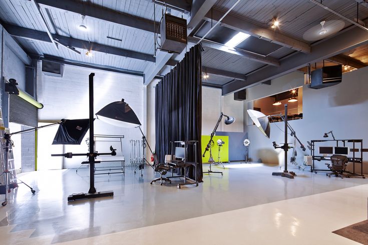 an empty room with multiple lighting equipment in it