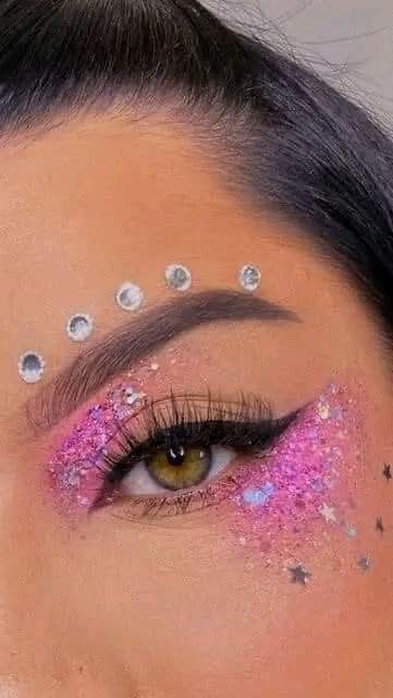 Glitter No Rosto, Glitter Face Makeup, Glitter Carnaval, Carnaval Make-up, Glitter Face Paint, Pink Glitter Makeup, Cheer Makeup, Coachella Makeup, Make Carnaval