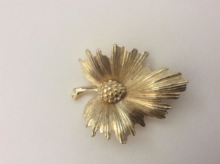 "Monet gold plated leaf brooch. Size: 2 1/8\" x 1 5/8\". Marked: copyright symbol Monet. Very good to excellent condition." Gold Flower Lapel Pin For Formal Occasions, Gold Flower Brooch Lapel Pin, Gold Flower Brooch For Formal Occasions, Gold Costume Jewelry Pins For Wedding, Gold Leaf Brooch For Gift, Antique Gold Lapel Pin Collectible, Gold Flower Brooch Pins, Vintage Gold Leaf Jewelry, Antique Gold Flower Brooch