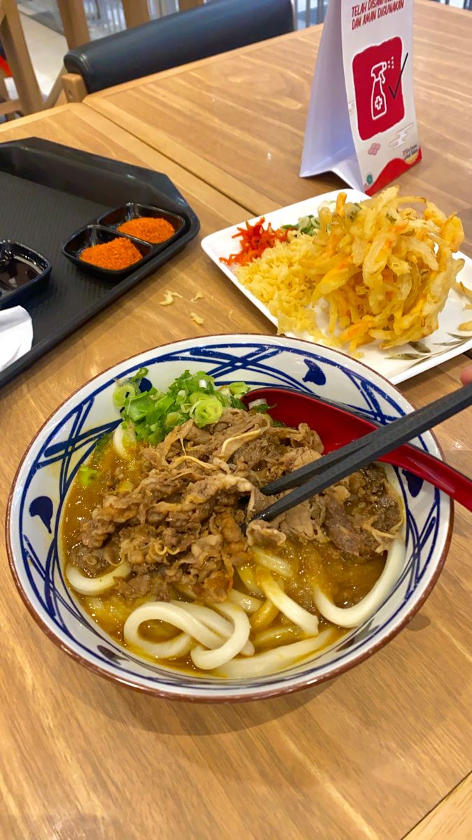 Marugame udon Curry Udon, Beef Curry, Udon Noodles, Spicy Snacks, Food Vids, Food Drinks Dessert, Teriyaki Chicken, Snap Food, Pretty Food