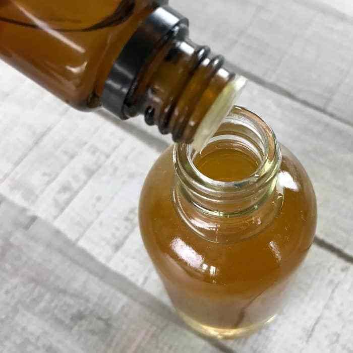 diy Anti-Frizz Serum {made with essential oils} - locks in moisture, nourishes, smooths hair, and controls frizz. Works great for dry hair, curly hair, and humid weather. (essential oil recipe, natural beauty, essential oils for hair, #DIY, #hair, #doTERRA, doTERRA, Plant Therapy, Young Living) One Essential Community, Diy Hair Growth, Hair Growth Conditioner, Hair Growth Tonic, Anti Frizz Serum, Help Hair Grow, Hair Growth Secrets, Hair Frizz, Homemade Hair Products