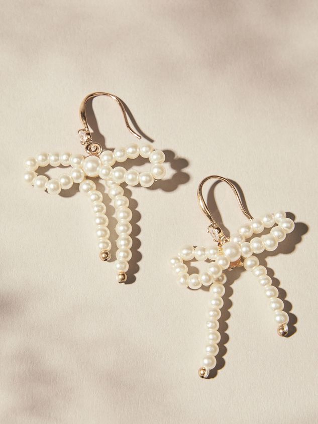 Add a touch of whimsy to your look with our charming pearl bow dangle earrings! Delicate freshwater pearls dangle playfully from shimmering ribbon bows. Pearl Earring Ideas, Pearl Wire Jewelry, Icicle Jewelry, Pearl Bow Earrings, Homemade Earrings Ideas, Diy Pearl Earrings, Gold And Pearl Earrings, Baby Shower Jewelry, Beaded Fish