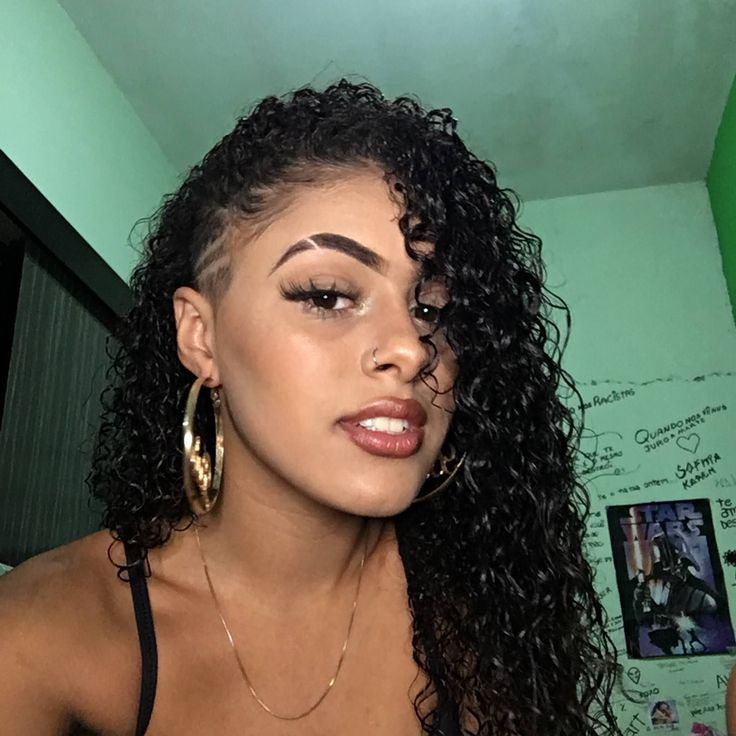 undercut feminino lateral Long Curly Hair With Undercut Women, Undercut Hairstyles Curly Hair, Undercut On Curly Hair, Long Curly Hair Shaved Side, Shaved Side Hair Designs, Undercut Hairstyles Women Curly Hair, Curly Shaved Sides, Undercut Curly Hair Long, Curly Undercut Women