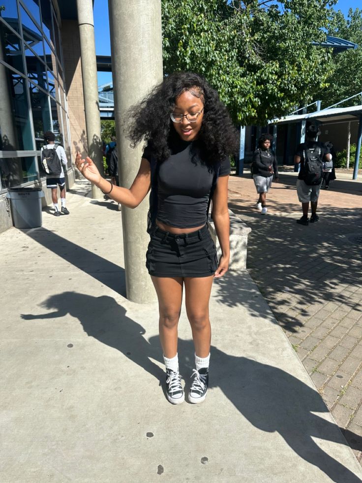 Black Cargo Skirts Outfit, Baddie Skirt Outfits Summer, Skirt Outfits Cargo, Gray Shorts Outfit Black Women, Cute Cargo Skirt Outfit, Grey Cargo Skirt Outfit Black Women, Shorts Outfits Black Women School, Mini Cargo Skirt Outfit Black Women, Black Jean Skirt Outfit Baddie