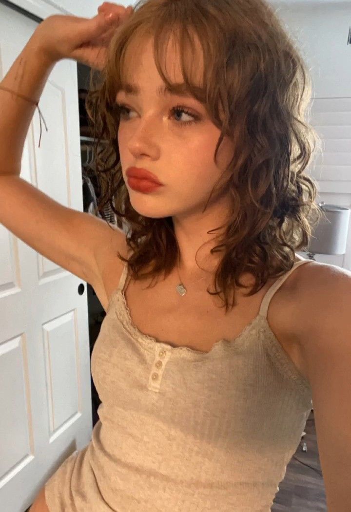 Pretty Girls With Bangs, Curly Hair Fringe, Curly Fringe, Bangs Wavy Hair, Natural Curly Hair Cuts, Peinados Fáciles Para Cabello Corto, Wispy Bangs, Fringe Hairstyles, Paris Love