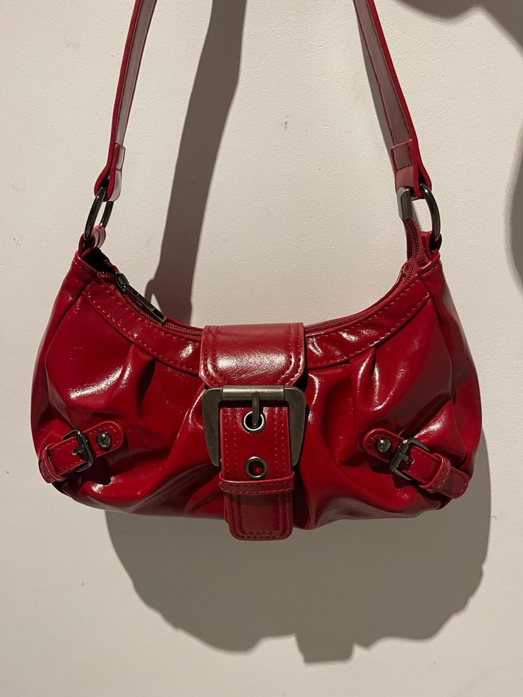 Vintage style red leather bag. Super cute pair it up with a white shirt and blue jeans  Measurement Width: 28 cm Length: 16 cm Strap height: 27 cm Red Hand Bag, Red Bag Outfit, Bday Outfits, Distressed Leather Bag, White Shirt And Blue Jeans, Thrift Inspo, Buckle Bag, Red Leather Bag, Wedding Bags