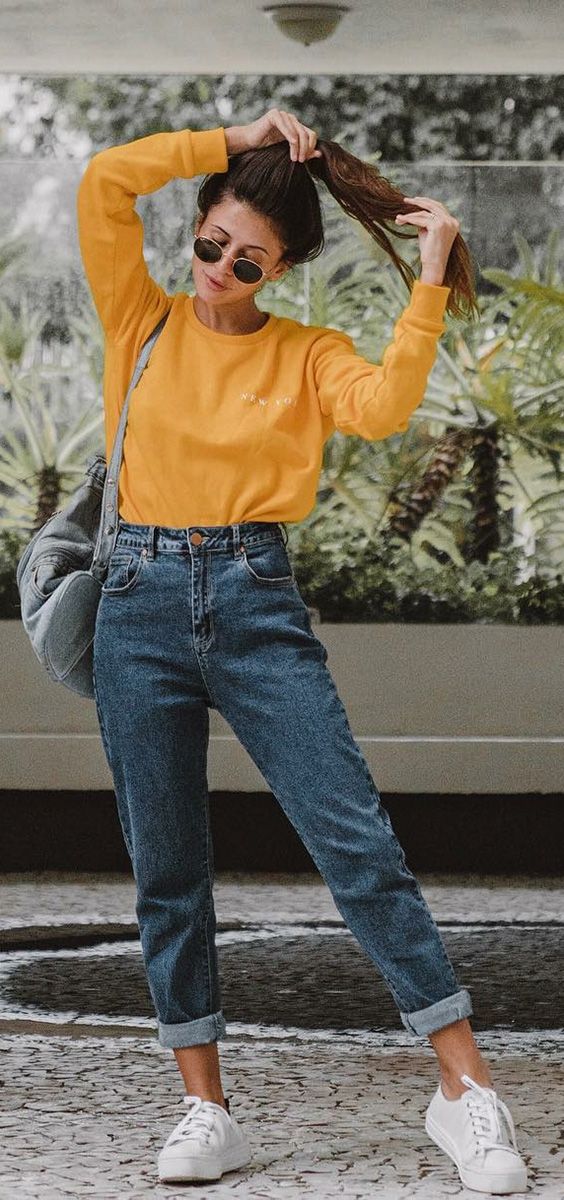 Produções fáceis para testar em dias de correria. Moletom amarelo, mom jeans, tênis preto Boyfriend Jeans Outfit, Hamster Habitat, Jeans Winter, Mom Jeans Outfit, Trendy Swimwear, Outfit Jeans, Sneakers Outfit, Inspired Outfits, 가을 패션