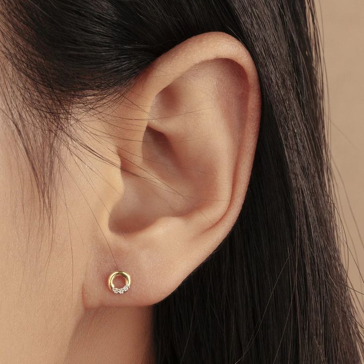 Gold Earrings Studs Simple, Small Earrings Gold, Gold Earrings Indian, Simple Gold Earrings, Minimalist Earring, Gold Earrings Models, Diamond Earrings Design, Fancy Jewelry Necklace, Pretty Jewelry Necklaces