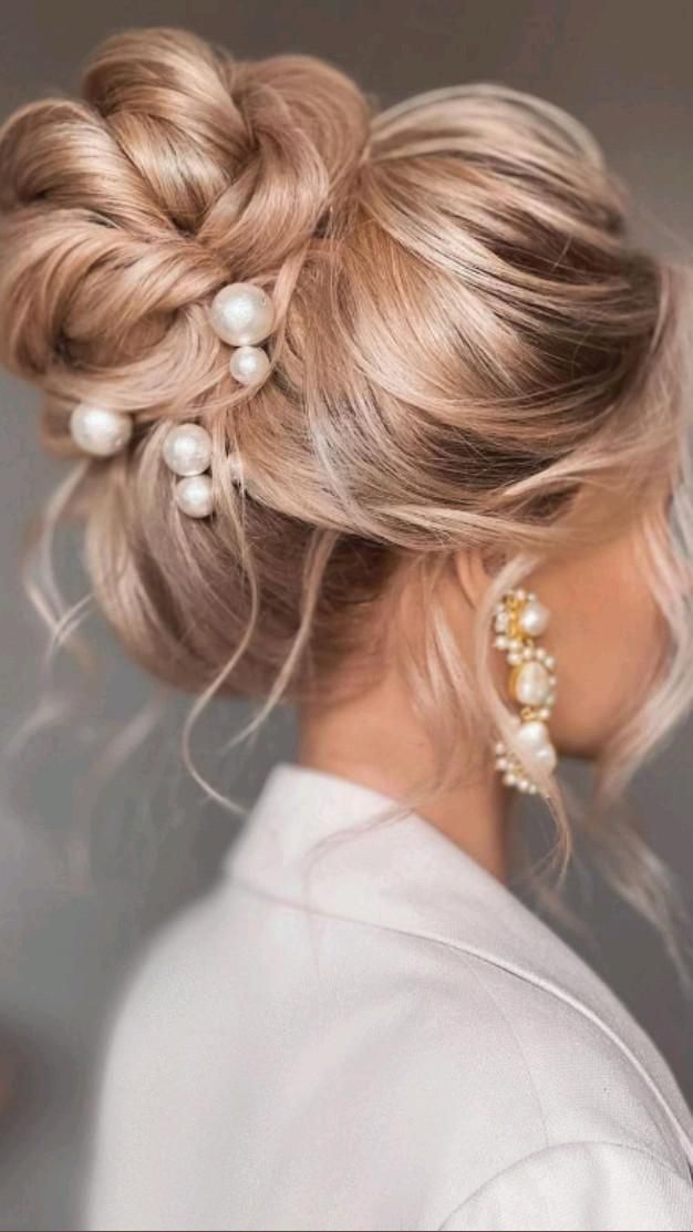 Pearl Hairstyles in 2022 | Wedding hair up, Bridal hair inspiration, Curly hair styles Wedding Hair Up, Up Dos For Medium Hair, Cute Hairstyles For Medium Hair, Trendy Wedding Hairstyles, Hoco Makeup, Wedding Hair Inspiration, Makeup Homecoming, Updo Hairstyles, Smokey Eyes