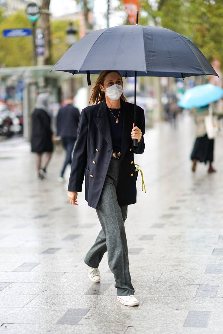 8 Cool Rainy-Day Outfit Ideas | Who What Wear Paris Rainy Day Outfit, Cold And Rainy Outfit, Rainy Outfit Ideas, Rainy Day Work Outfit, Outfit For Rainy Day, Raining Day Outfit, Rainy Weather Outfits, Rainy Day Outfit Casual, Cold Rainy Day Outfit