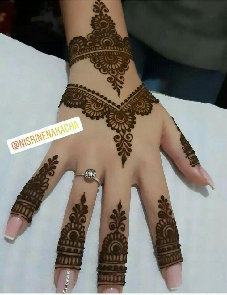 hendi design on the palm of a woman's hand, showing her hands and fingers