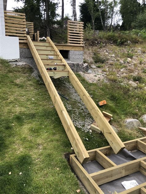 some wooden steps sitting in the grass