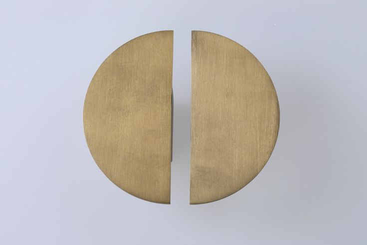 two pieces of wood are shown in the shape of a circle