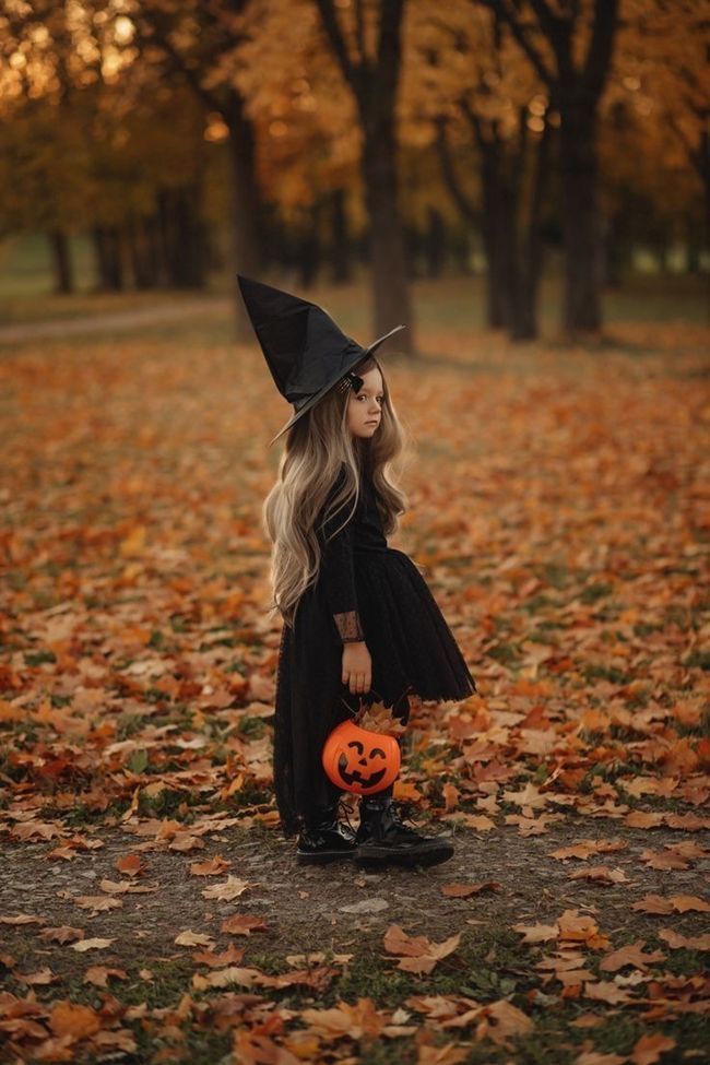 Halloween Mini Session, Witch Photos, Halloween Photography, Witch Halloween Costume, Halloween Photoshoot, Halloween Inspo, Fall Photoshoot, Halloween Photos, Creative Halloween Costumes