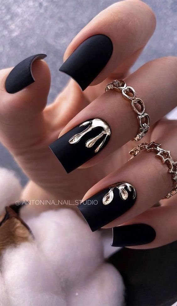 Black Nails Abstract, Black And Gold Drip Nails, Gold Drip Nails, Nail Art Black And Gold, Black And Nude Nail Ideas, Black And Gold Nail Art, Classy Black Nails, Black And White Nail Designs, Black Gold Nails