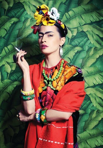 DIY Frida Kahlo Halloween Costume Idea فريدا كاهلو, Freida Kahlo, Diy Fantasia, Frida Kahlo Style, Frida Art, Halloween Costumes For 3, Mexican Fashion, Diy Wardrobe, Costumes For Teens