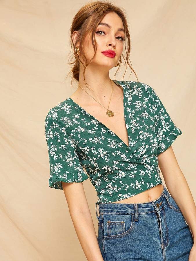 Shein Tie Back Ditsy Floral Surplice Blouse Latest Jeans Top Designs, Frida Kahlo T Shirt, Ditsy Floral Blouse, Surplice Blouse, Top With Jeans, Style Parisienne, Latest Jeans, Stylish Top, Cute Crop Tops