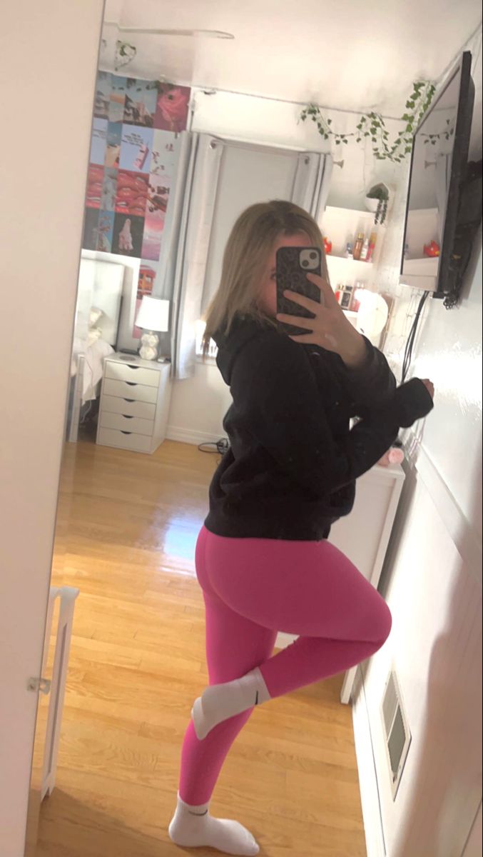 Leggings Outfit Colorful, Pink Legging Outfits, Lilac Leggings Outfit, Pink Leggings Outfit Casual, Coloured Leggings Outfit, Hot Pink Leggings Outfit, Color Leggings Outfit, Comfy Athletic Outfits, Colorful Leggings Outfit