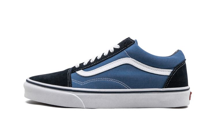 The Vans Old Skool brings a classic color scheme to the low-top skateboarding model. The lace-up sneaker comes in premium, durable canvas with black covering the front and back of the shoe and navy blue filling the side panels. The laces, stiching, and Vans sidestripe in white contrast the darker set of colors nicely. Performance features on the Vans Old Skool include a reinforced toe cap for durability, padded collar support, and signature rubber waffle outsole for traction. Vans Old Skool Navy, Navy Blue Vans, Vans Old School, Old School Vans, Vans Outfit, Navy Blue Shoes, Blue Vans, Vans Blue, White Vans