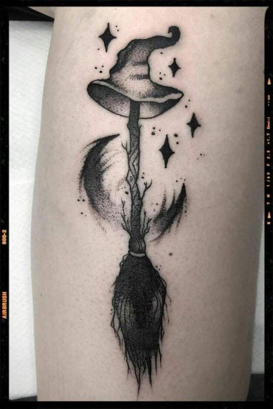 a black and white image of a wizard hat on the thigh with stars around it