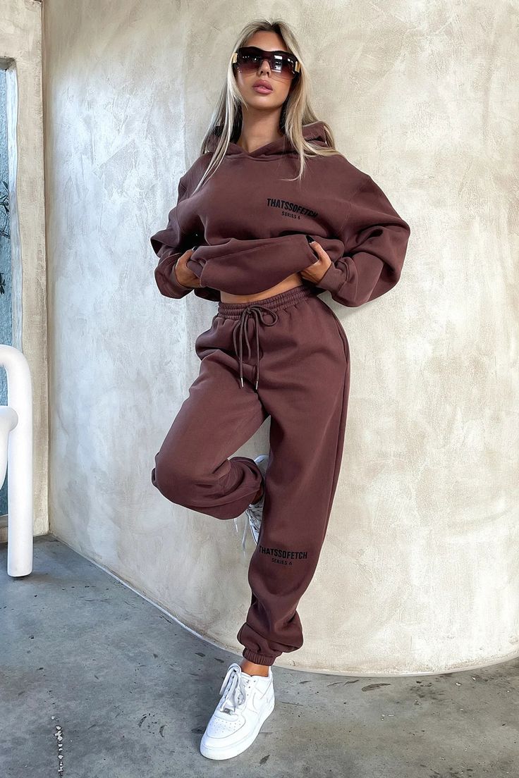 Living boujee and lounging in style! The Series 6 Sweatpants offer a soft fleeced inside, elasticated waistband with tie up drawstrings, a 'THATSSOFETCH' logo at the knee and cuffed ankles. Pair with the matching hoodie, sneakers and sunnies for a casual Sunday vibe.
FABRICATION:
65% Cotton 35% Polyester
SIZING:
Olivia's height is 163cm / 5'3 and wears a size AU6/US2. Trendy Drawstring Bottoms For Loungewear, Relaxed Fit Letter Print Sweatpants For Winter, Winter Letter Print Relaxed Fit Sweatpants, Trendy Letter Print Joggers For Loungewear, Spring Letter Print Joggers For Loungewear, Sportswear Sweatpants With Drawstring For Loungewear, Winter Sweats With Drawstring For Loungewear, Winter Loungewear Sweats With Drawstring, Comfortable Loungewear Joggers With Letter Print