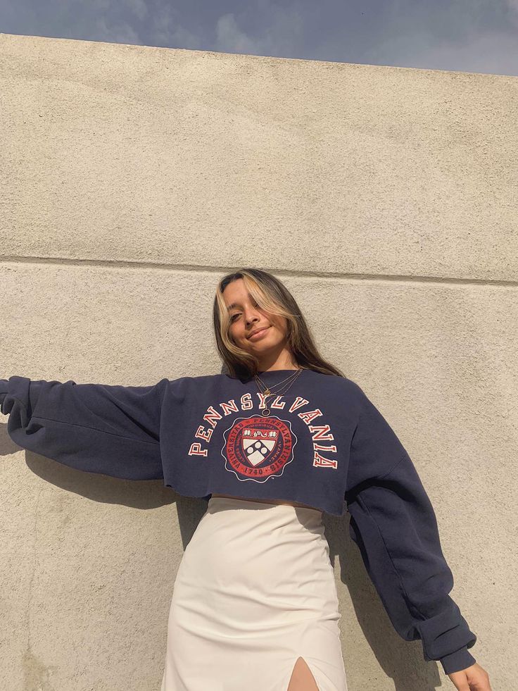 Crewneck With Skirt Outfit, Cropped Sweatshirt Outfit Street Style, Crewneck With Skirt, Navy Crewneck Outfit, Cropped Crewneck Outfit, White Crewneck Outfit, Ootd Crewneck, Sweatshirt With Skirt, Cropped Sweatshirt Outfit