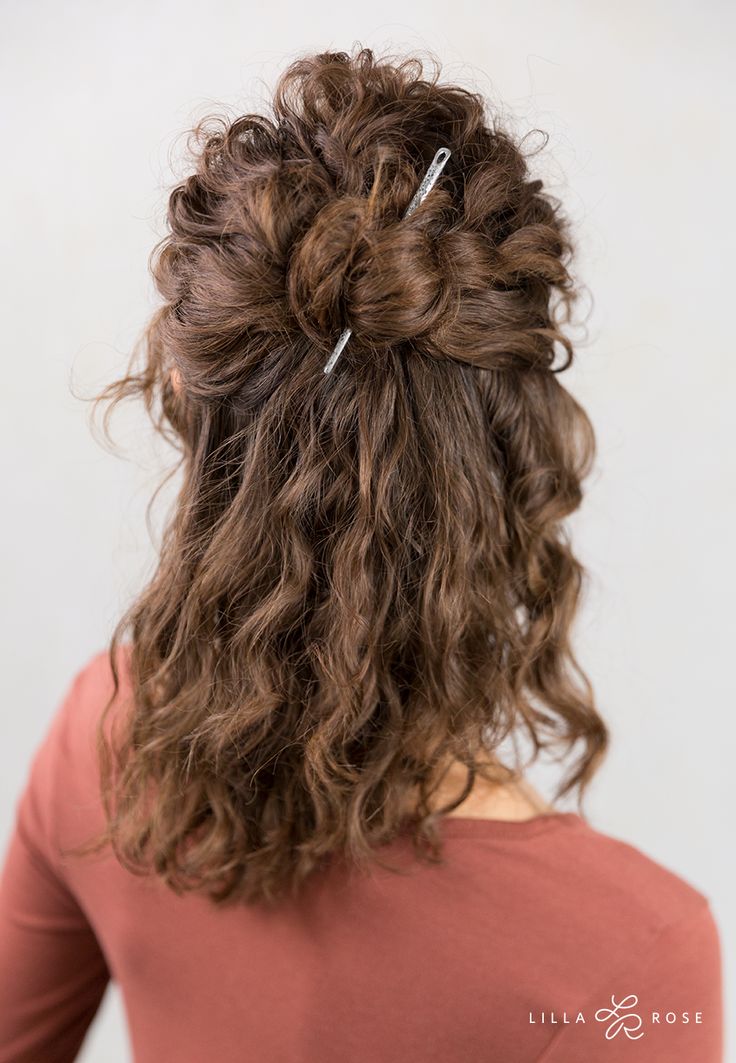 Easy everyday hairstyles for short, long or midlength naturally curly hair.  #curlyhair #curlyhairstyles #curlyhairstylesnaturally Curl Updo, Hairstyle For Curly Hair, Half Up Bun, Easy Curls, Rose Inc, Lilla Rose, Easy Everyday Hairstyles, Beachy Hair, Simplistic Style