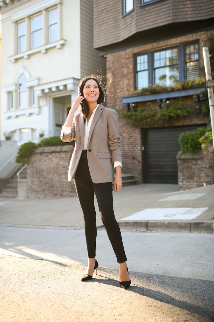 Denim at Work Work Outfit Office, Lawyer Fashion, Fashionable Work Outfit, Professional Work Outfit, Corporate Attire, Look Formal, Professional Outfits Women, Business Outfits Women, Summer Work Outfits