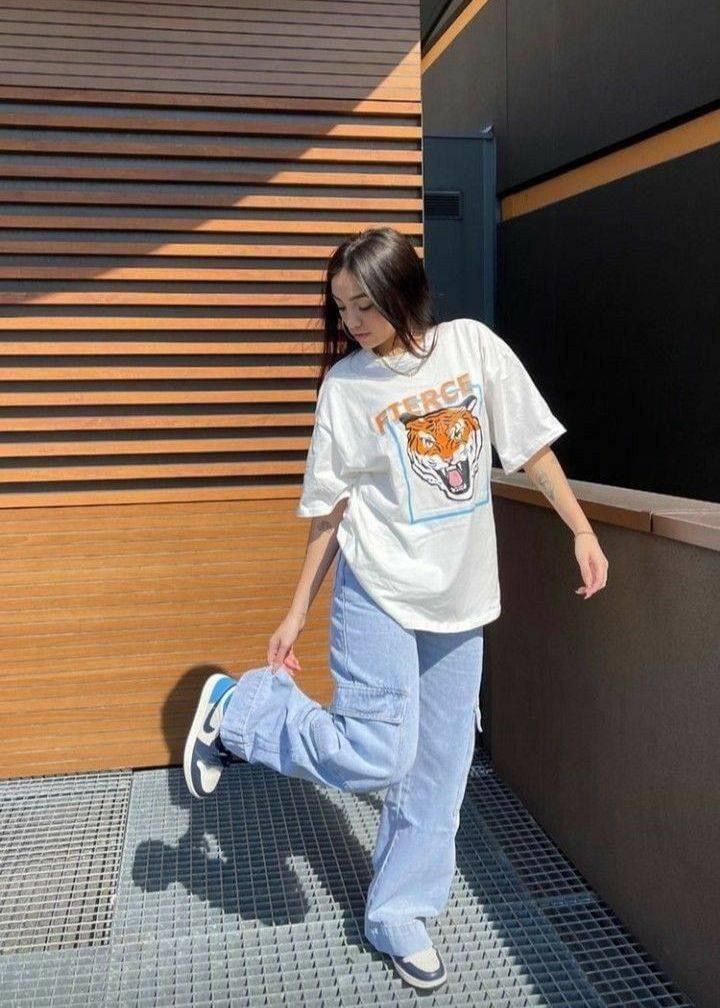 Bbg Outfits, School Outfit Inspiration, Outfit Oversize, Oversized Clothes, Streetwear Girl, Graphic Tee Outfits, High School Outfits, High School Outfit, Cargo Pants Outfit