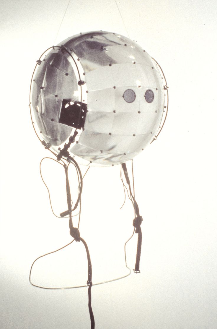 an object is suspended in the air with wires attached to it's sides and two lights on each side