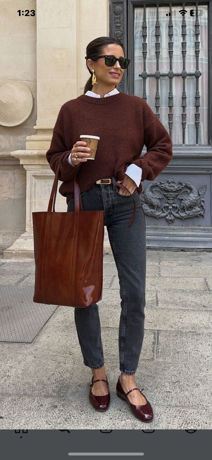 Burgundy Flats Outfit, Burgundy Sweater Outfit, Handbags Aesthetic, Every Day Outfits, Parisian Look, Color Combos Outfit, Mary Jane Ballet Flats, Burgundy Jeans, Jumper Outfit