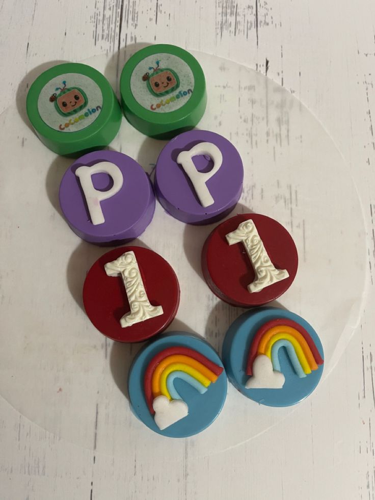 there are buttons with the letters p and i on them