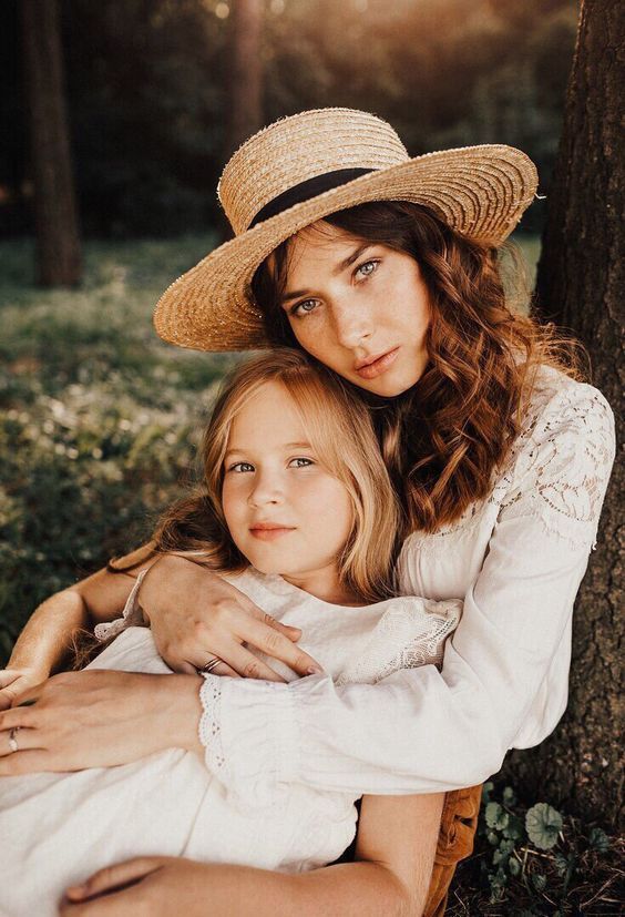 Mother Daughter Photography Poses, Mom Daughter Photography, Mom Daughter Photos, Mommy Daughter Photoshoot, Mother Daughter Poses, Boho Shoot, Mommy Daughter Pictures, Daughter Photo Ideas, Mommy Daughter Photos