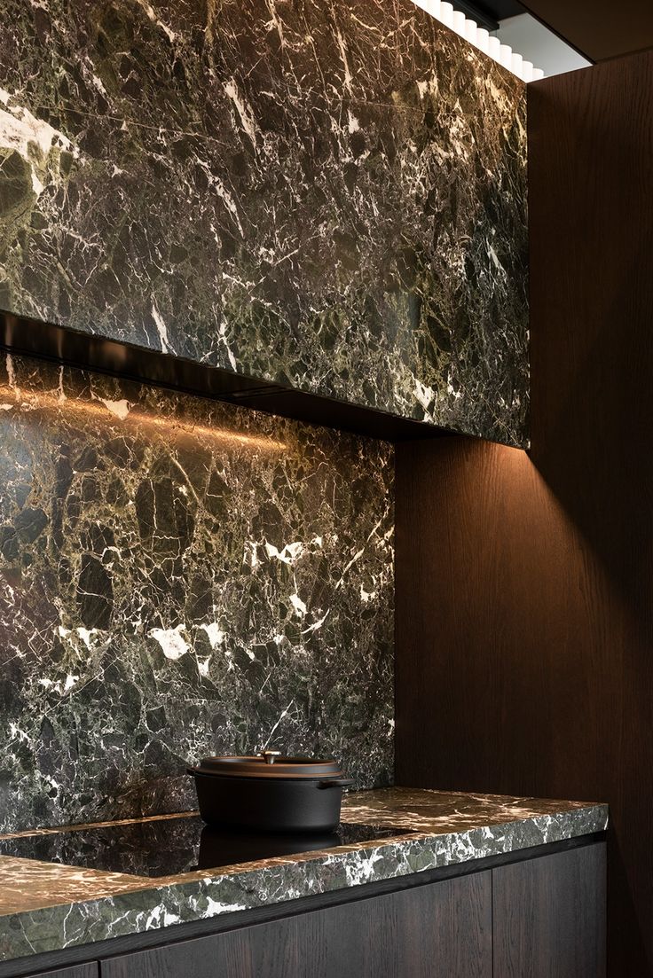 Marble reconciles the beauty of nature with a rich range of colours and an intriguing play of lines and structures. It is a natural stone, meaning geological processes have ‘sculpted’ this material for centuries. This makes each slab different and unique. The different types of colours and veining is one of marble’s biggest assets. Dark Stone Kitchen, Different Types Of Colours, Emperador Marble, Types Of Colours, Stone Kitchen, Kitchen Marble, Kitchen Worktop, Stone Countertops, Work Tops