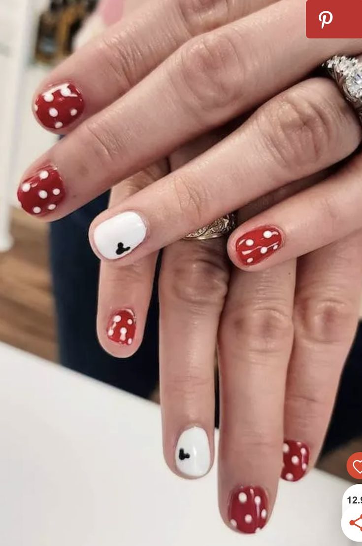 Disney Inspired Nail Art, Easy Disney Nails, Subtle Disney Nails, Simple Disney Nails, Disney World Nails, Disney Themed Nails, Holiday Nails Easy, Disney Princess Nails, Disneyland Nails