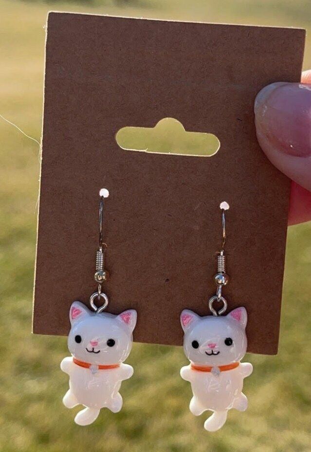 - Cute white cat earrings - Nickle free - Silver ear wire closure Feel free to message me any questions! Cute White Cat, Earrings Acrylic, Custom Cat, Cat Earrings, Etsy Earrings Dangle, Fun Earrings, White Cat, Ear Wire, Handmade Earrings