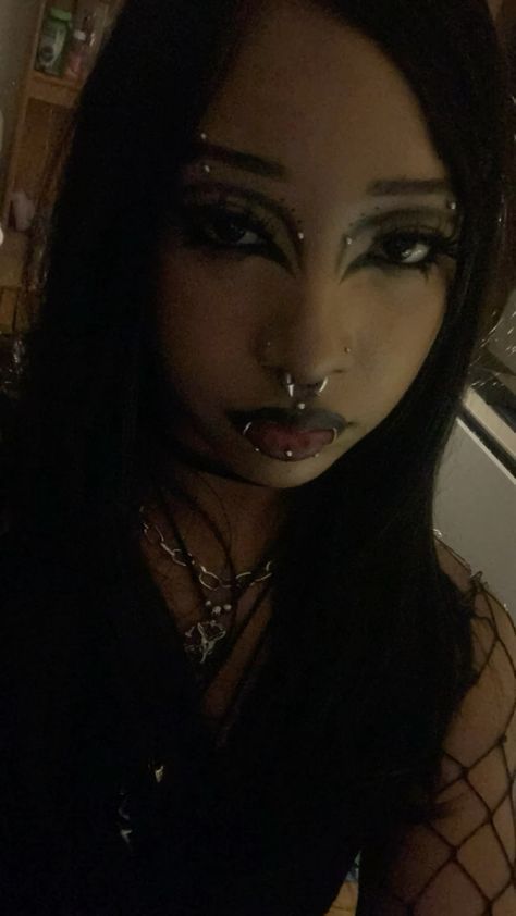 Makeup Looks To Do When Bored, Black Goth Makeup Looks, Emo Homecoming Makeup, Black Emo Makeup, Goth Doll Makeup, Alt Goth Makeup, Casual Goth Makeup, Goth Girl Makeup, Emo Girl Makeup